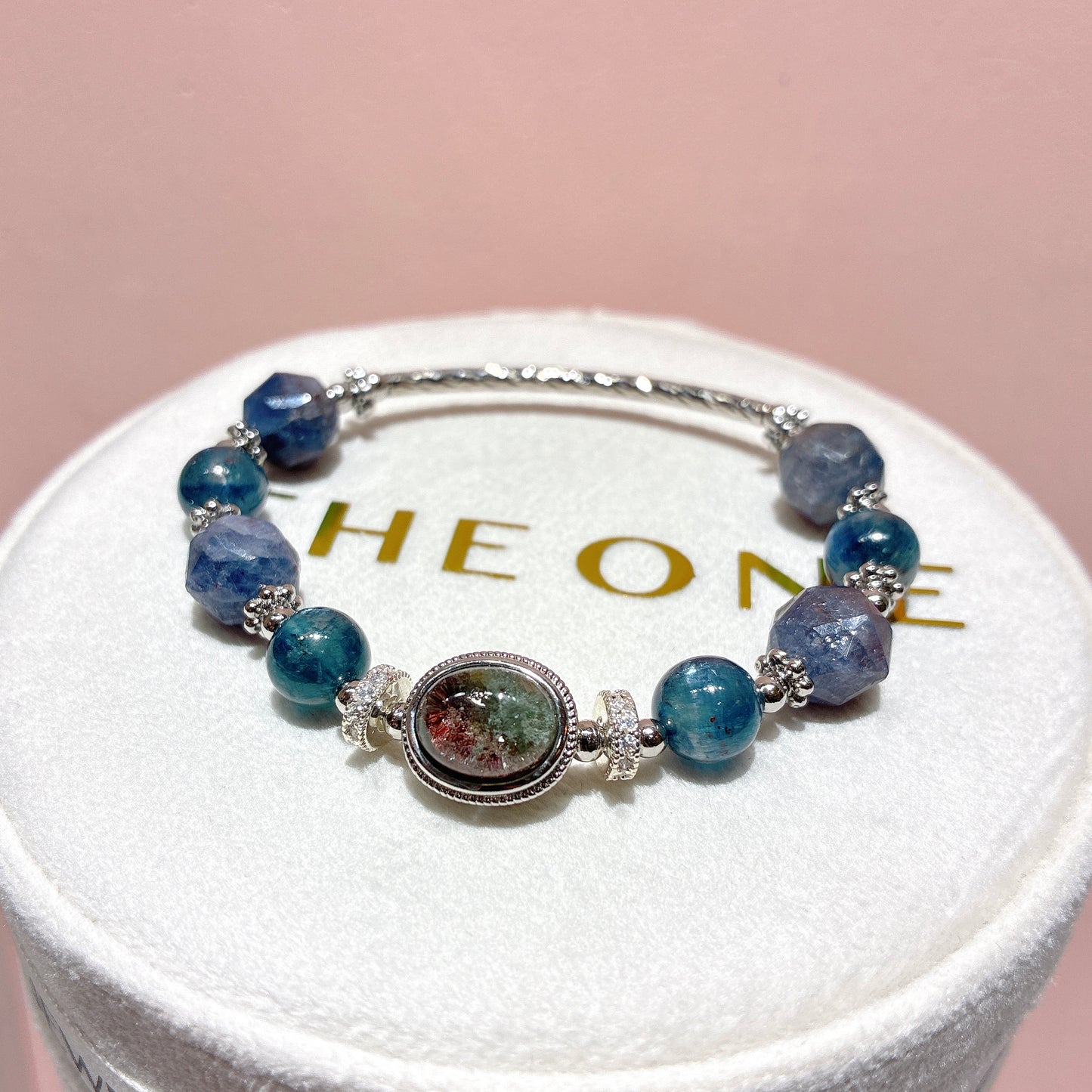 藍晶石共生赤鐵礦 x 綠幽靈